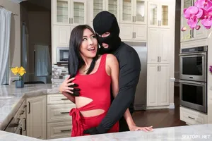 Nữ y tá vú to giúp bệnh nhân lấy mẫu tinh trùng