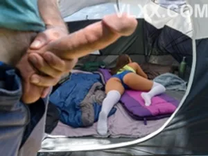 Cưới người vợ đẹp con trai không biết hưởng, bố bắt đi bàn việc làm ăn rồi ở nhà trả bài con dâu