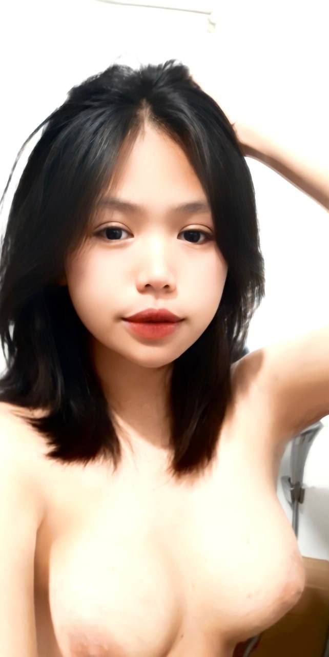 Người mẫu trẻ hàng đầu mới nổi đã bị anh chàng xăm hình tàn phá. Cô ấy có một thân hình gợi cảm và một cái "của quý" lớn trong tư thế quan hệ 69 bằng miệng, và để cho anh chàng liếm lồn mình. Cô ấy bị tàn phá ở nhiều tư thế và biểu cảm của cô ấy thật là dâm đãng...