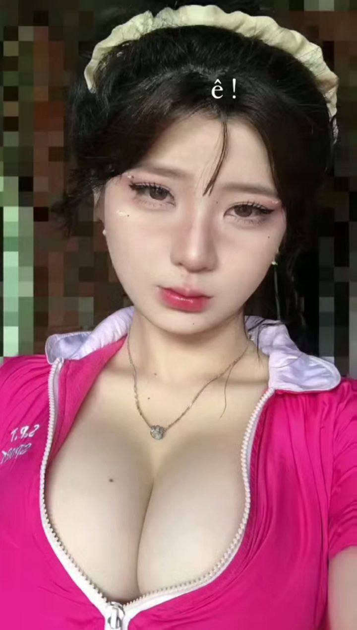 Đang thủ dâm thì bị con em gái bú lấy đầu cặc
