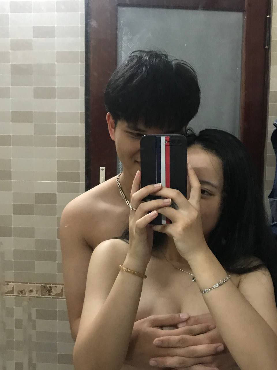 Nữ diễn viên khiêu dâm Đài Loan "ED Mosaic" Obi xinh đẹp đã bắt anh chàng bắn hai phát chỉ trong 5 phút. Con gà trống bị bóp khô và không thể chịu đựng được nữa nên nằm im...